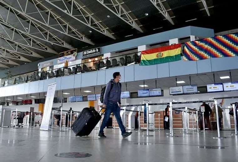 Oficial: se podrá seguir adquiriendo pasajes aéreos con la moneda boliviana