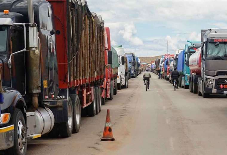 Una facción del transporte libre de La Paz rechaza bloqueo de carreteras anunciado por el transporte pesado