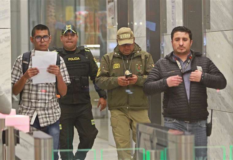 Investigadores ingresan a Manzana 40. Foto: Jorge Gutierrez