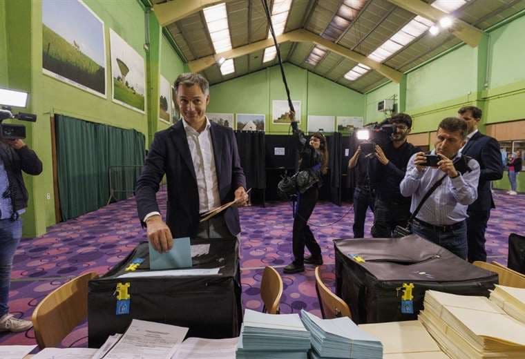 Alexander de Croo, primer ministro de Bélgica, vota en las elecciones europeas. AFP