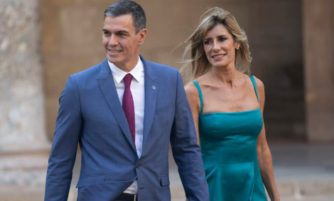 Pedro Sánchez y su esposa, Begoña Gómez, en el ojo de la tormenta judicial