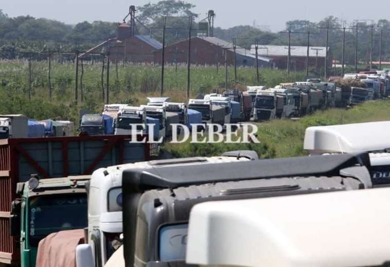 Larga fila de camiones aguarda solución al bloqueo en Yapacani