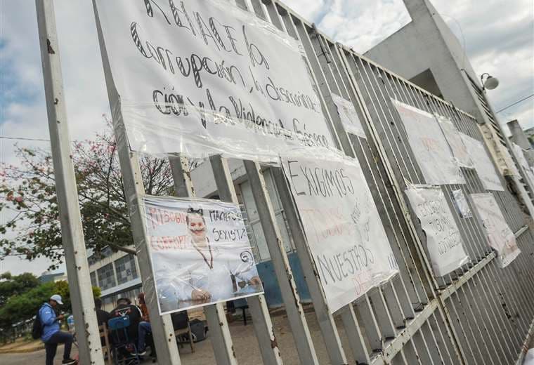 Universitarios van por la cuarta jornada de protesta contra el decano de Humanidades