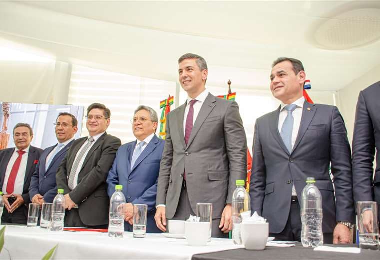 El presidente de Paraguay junto con empresarios y autoridades de Bolivia/Foto: APG