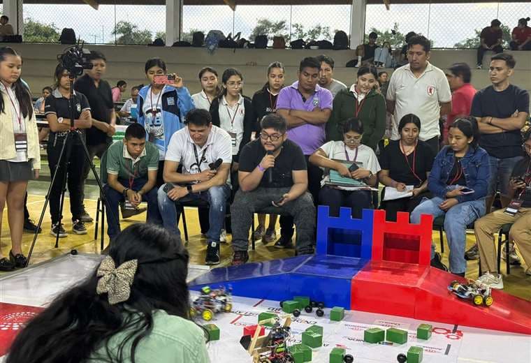 Joven galardonado en robótica comparte su experiencia con otros talentos bolivianos 