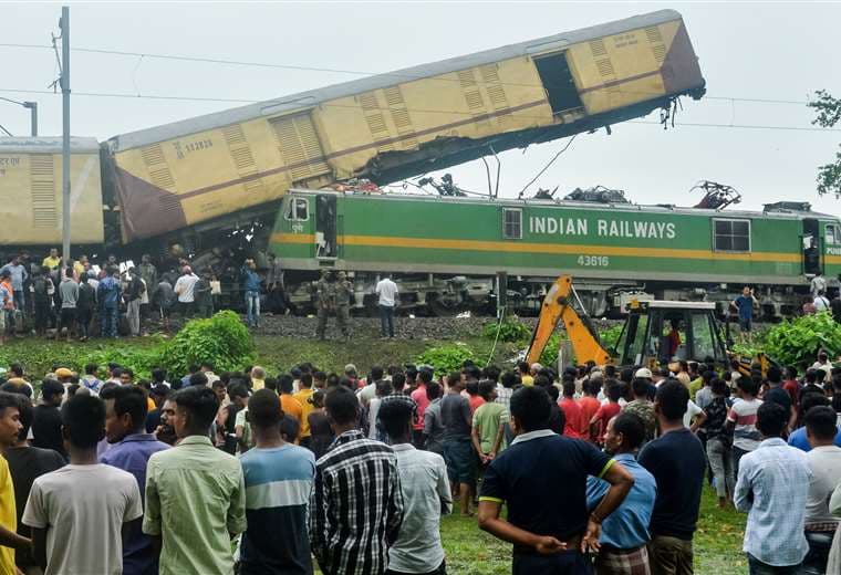 Un tren de mercancías se chocó contra un tren de pasajeros en Bengala, India / AFP