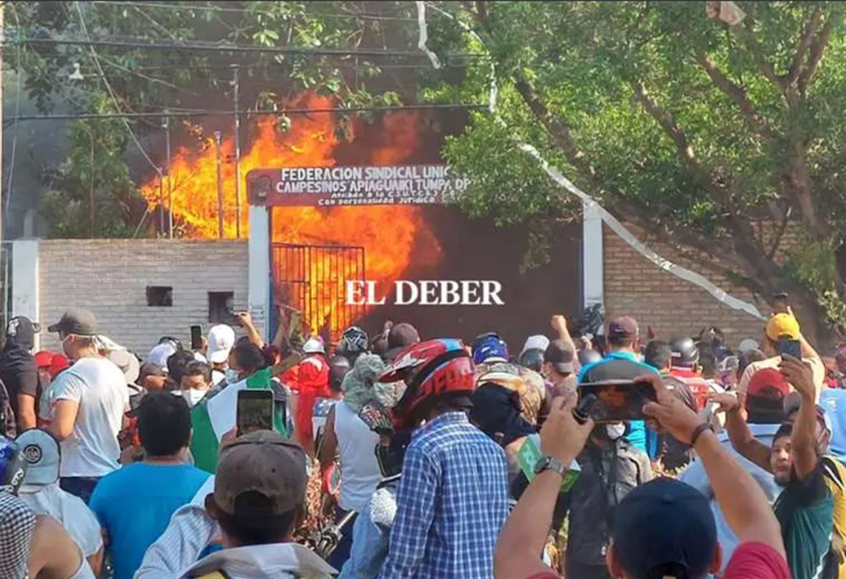 Fiscalía acusa a 10 personas por el saqueo y quema de la sede de campesinos de Santa Cruz