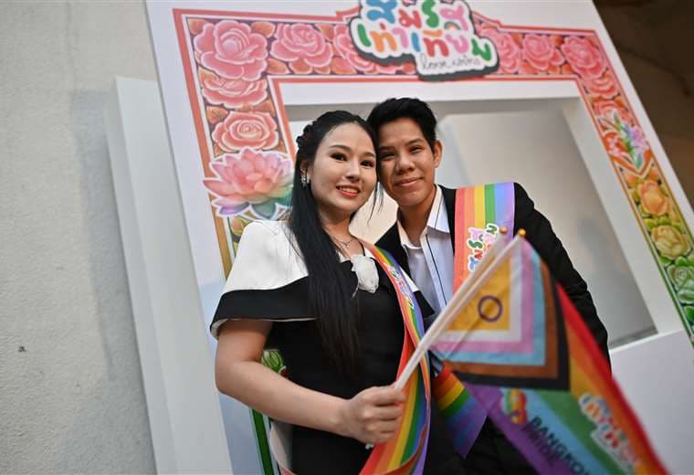 Miembros de la comunidad LGBTQ celebran la histórica votación / AFP 