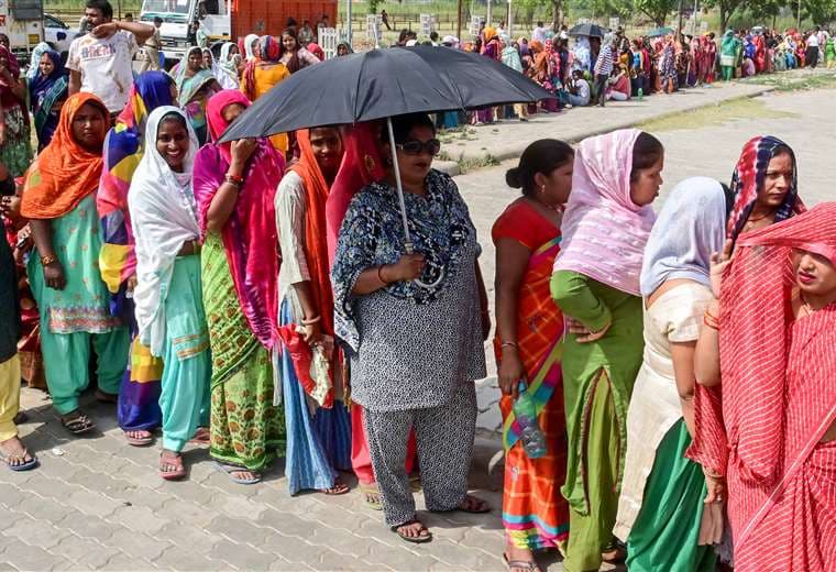 Más de 30 agentes electorales mueren en India por el calor