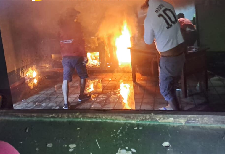Una turba destrozó y quemó el comando de la Policía de Santa Ana 
