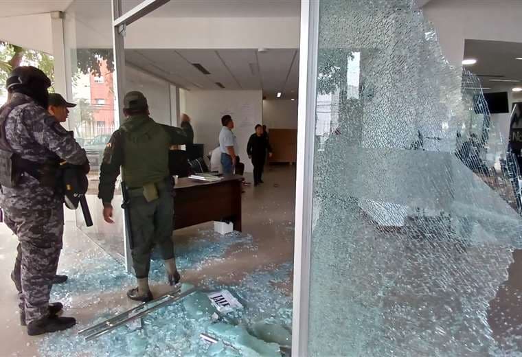 Vidrios destrozados de las oficinas de la Aduana en Santa Cruz/Foto: Ricardo Montero