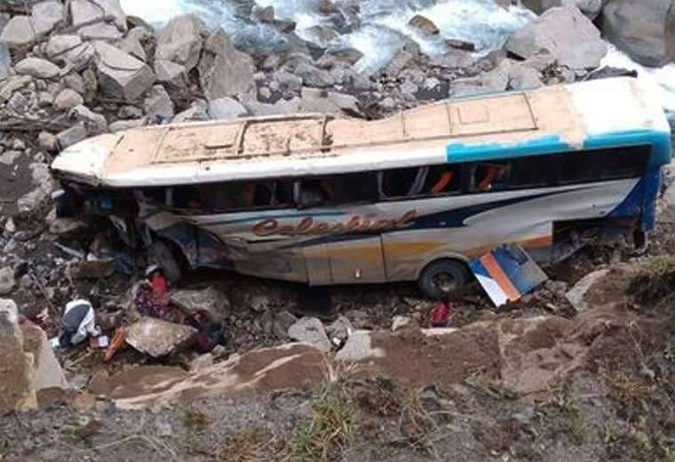 Un bus cae a un río en la carretera Apolo-La Paz y deja al menos un muerto y más de 20 heridos