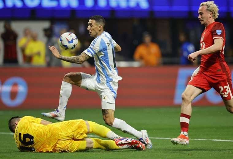 Ángel di María tuvo en sus pies la primera gran oportunidad de gol. Foto: AFP