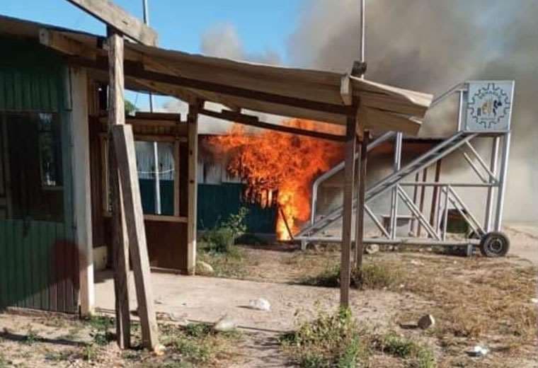 Bagalleros se movilizan en Yacuiba y queman un punto de control de Senasag