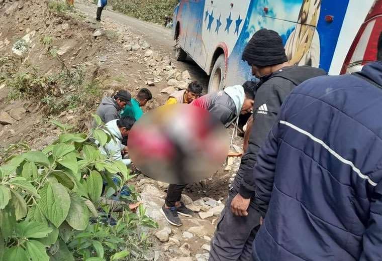 Suman dos los fallecidos por el accidente de un bus en la carretera Apolo-La Paz