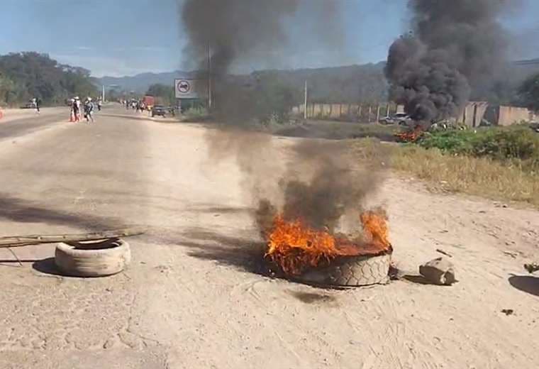 Yacuiba: Policía busca identificar a los que provocaron daños al puesto de control del Senasag