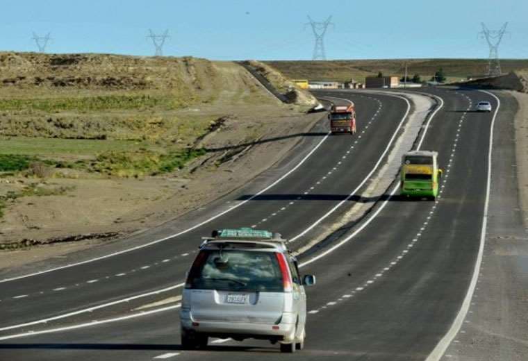 Un niño de siete años deambulaba solo por la carretera La Paz-Oruro y murió atropellado