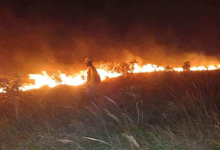 Incendio en Roboré. Foto: Canal 11