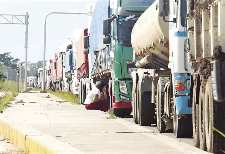 Gobierno convoca al diálogo a transportistas y acusa a Evo de estar detrás de conflictos