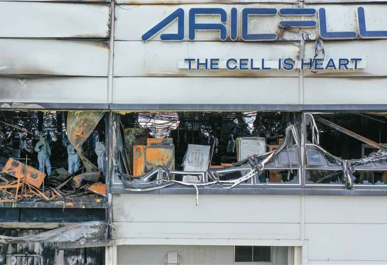 Corea del Sur investigan las causas del incendio en fábrica de baterías que dejó 23 muertos