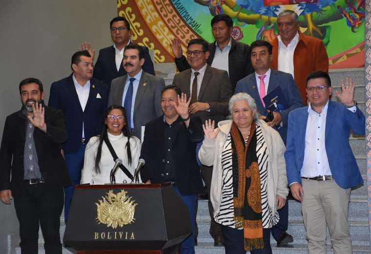 Luis Arce y alcaldes determinan reprogramar créditos de municipios 