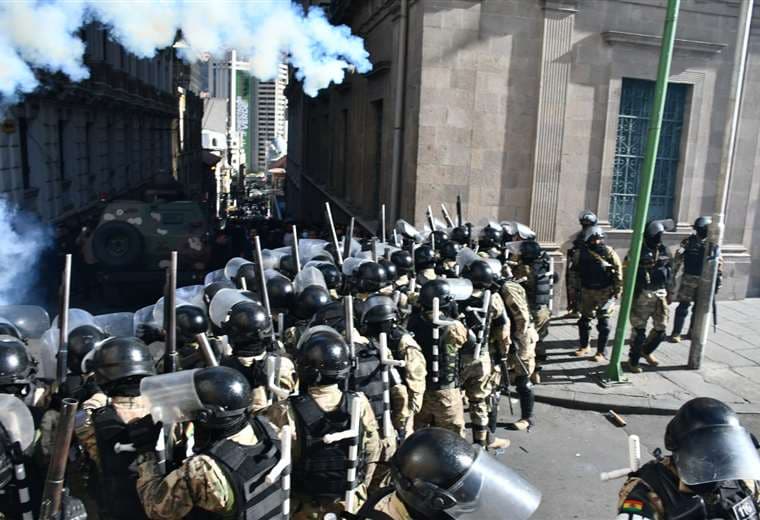 Asalto militar a la plaza Murillo. Foto: APG