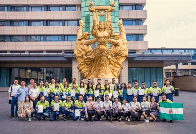 33 jóvenes bolivianos culminan capacitación en China y se preparan para operar el Complejo Siderúrgico del Mutún