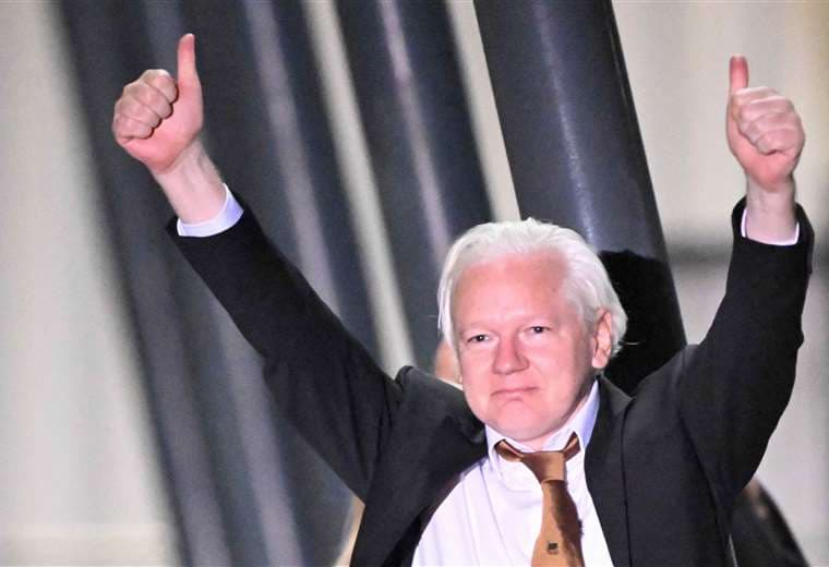 Julian Assange vuelve a Australia tras recobrar la libertad