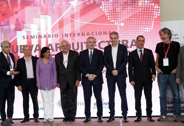 Expresidentes y activistas vinculados al Grupo de Puebla visitaron Santa Cruz. 