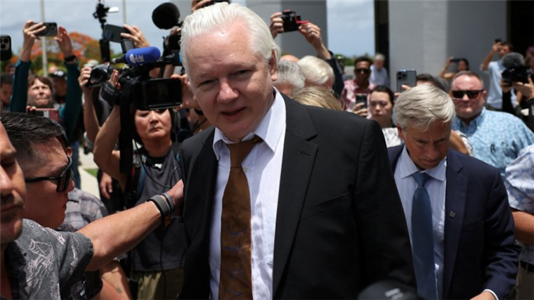  Julian Assange recupera la libertad tras declararse culpable de un delito de espionaje ante una corte de EE.UU. y se dirige a su Australia natal
