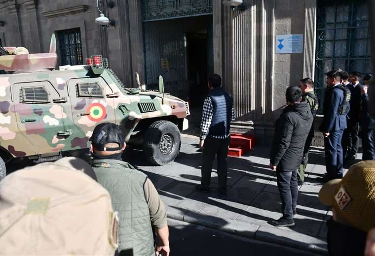 El día que el golpe de un vehículo de asalto abrió las puertas del Palacio Quemado