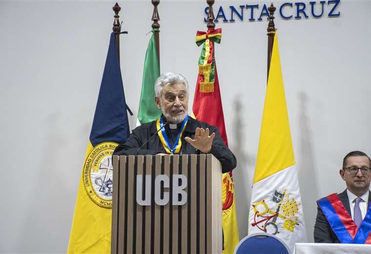 UCB reconoce a monseñor Sergio Gualberti con la Medalla San Pablo por una vida dedicada al servicio académico y pastoral 