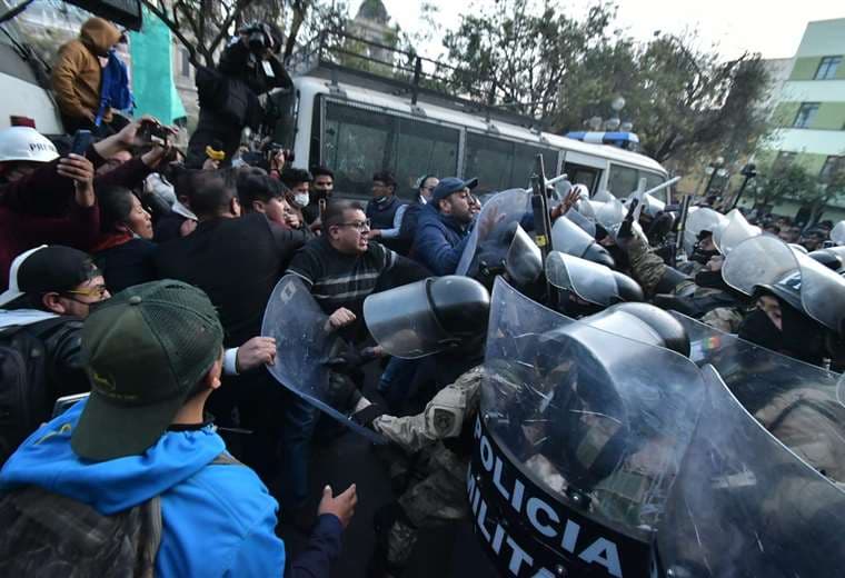Doce personas resultaron heridas durante el movimiento militar, en La Paz/Foto: APG