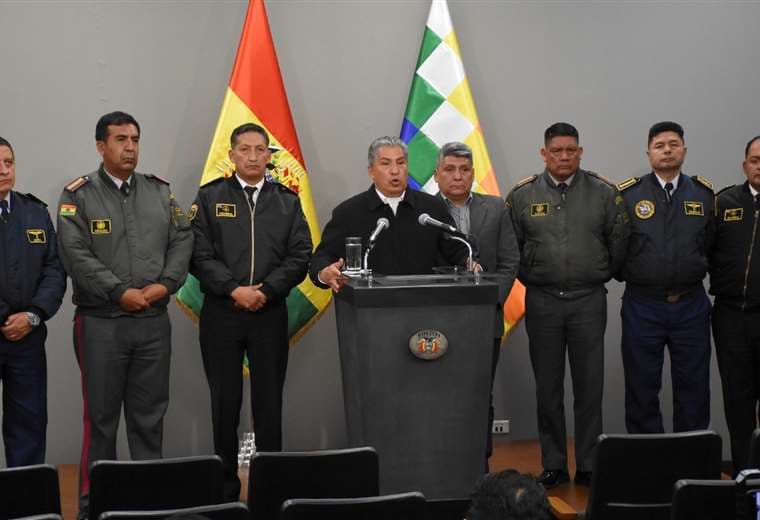 El ministro de Defensa, Edmundo Novillo, rodeado de militares /Foto: APG Noticias