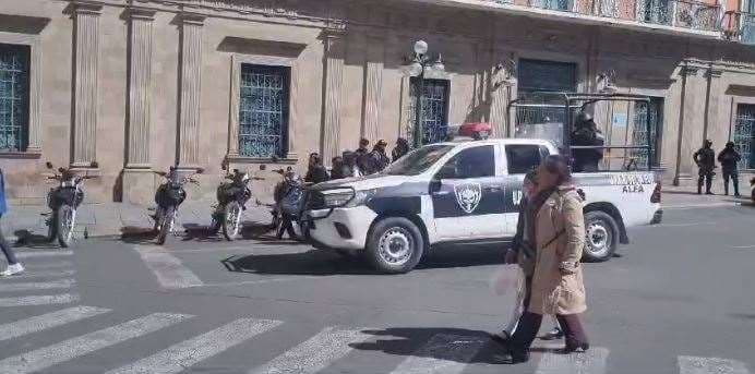 Resguardo policial reapareció en la plaza Murillo que no estaba cuando ingresaron los militares  
