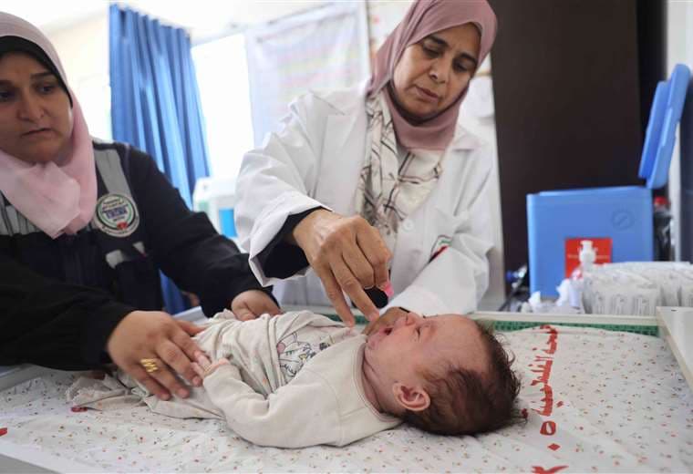 Un bebé recibe gotas de vacunación en la Clínica Al-Zawaida en Gaza / AFP