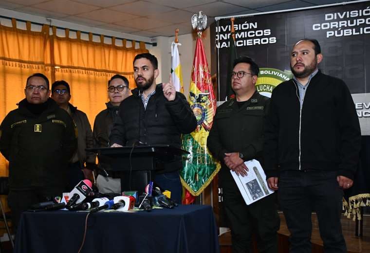 Del Castillo presenta nuevos aprehendidos en el caso del asalto militar. Foto: APG