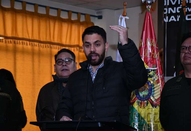 Ministro Del Castillo presenta nuevoas aprendidos en el caso del asalto militar. Foto: APG