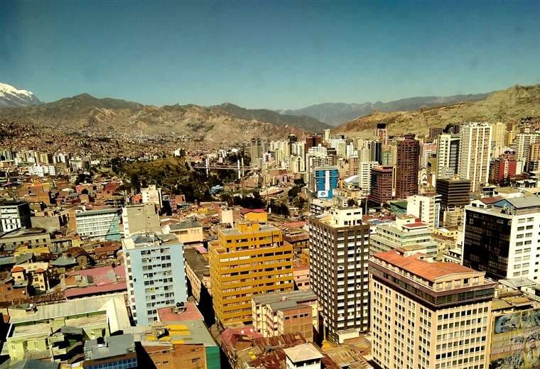 Una vista de La Paz y el nevado Illimani. Foto: Mauricio Quiroz Terán