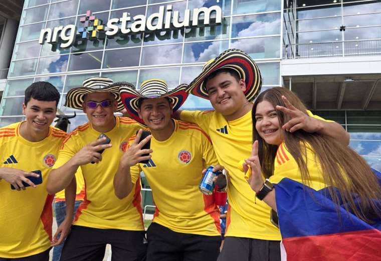 Los hinchas colombianos no dejan de apoyar a su selección. Foto: AFP