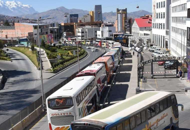 Fila de buses en La Paz. Foto: APG