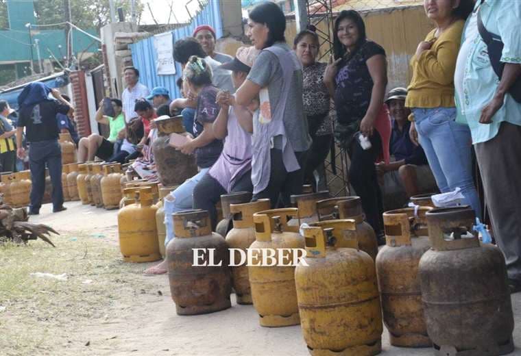 Filas de personas que buscan gas licuado en garrafa. Foto: Juan Carlos Torrejón