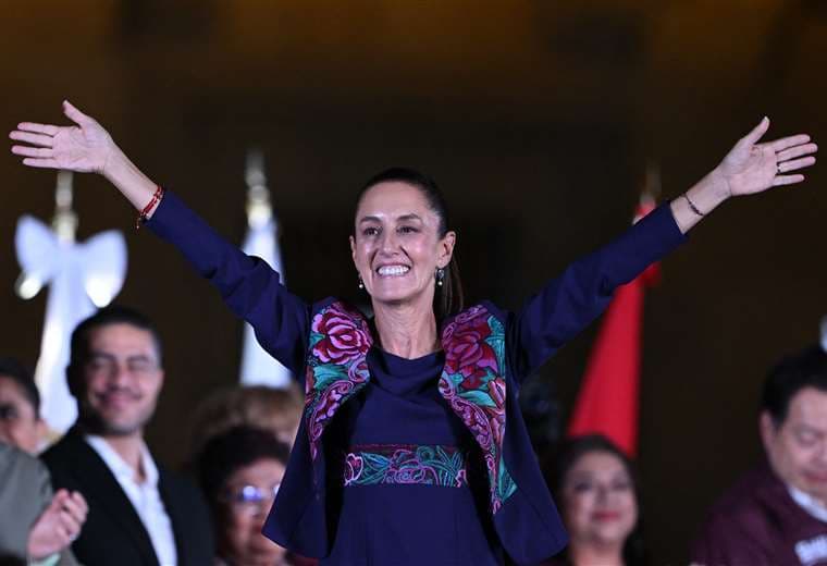 La izquierdista Claudia Sheinbaum celebra su triunfo en la Plaza del Zócalo / AFP