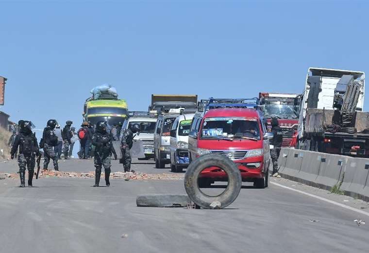 Policía levanta bloqueos en carreteras de La Paz. Foto: APG