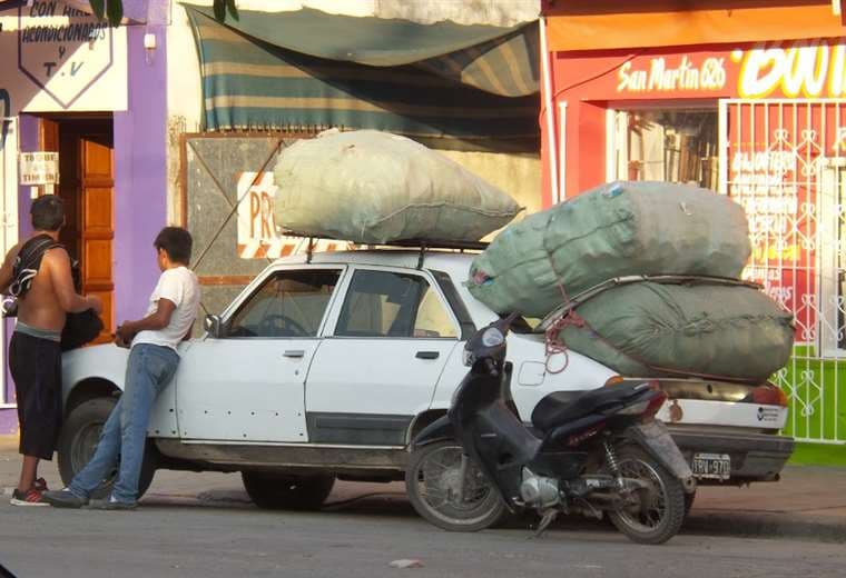 Un vehículo en el lado argentino son cargados con mercadería boliviana. Foto: EL DEBER