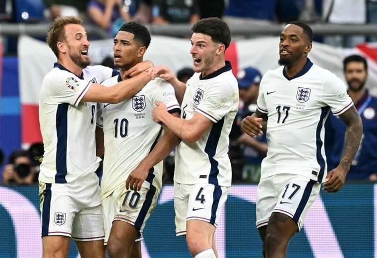 Festejo de los jugadores de Inglaterra que siguen en carrera. Foto: AFP