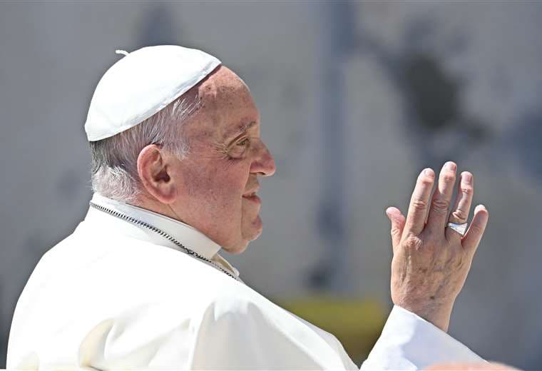  El Papa Francisco saluda desde el papamóvil la plaza de San Pedro en el Vaticano / AFP