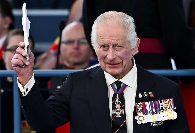 Carlos III pronuncia emotivo discurso en actos del Día D en Inglaterra