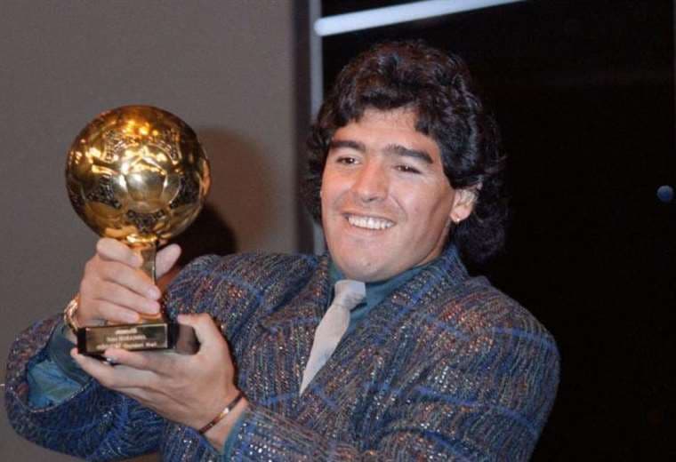 La batalla por el Balón de Oro de Maradona que iba a ser subastado en Francia y cuya venta frenó la justicia