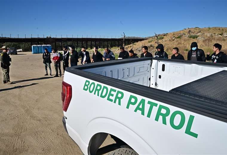 Un grupo de inmigrantes en un punto de control fronterizo en California / AFP 
